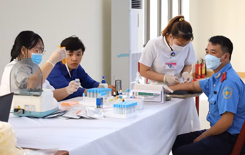 Trước khi tiến hành hiến máu, những tình nguyện viên sẽ được kiểm tra sức khỏe và được cán bộ y tế tư vấn.