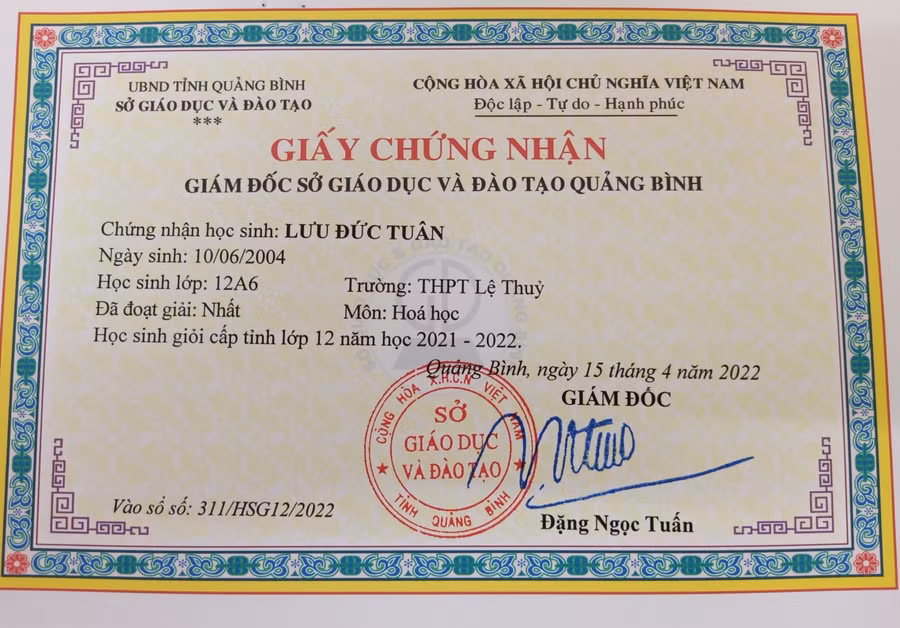 Mới đây, Tuân lại xuất sắc giành giải Nhất môn Hoá học trong cuộc thi học sinh giỏi cấp tỉnh lớp 12.