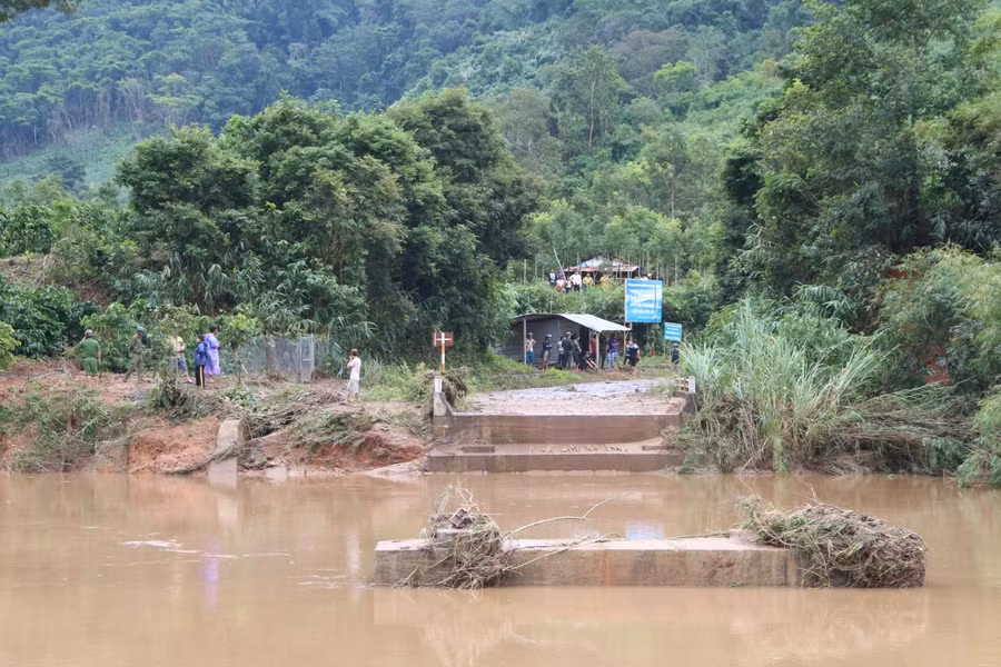 Cây cầu Đăk Pne bị cuốn trôi do mưa lớn, nước dâng cao.