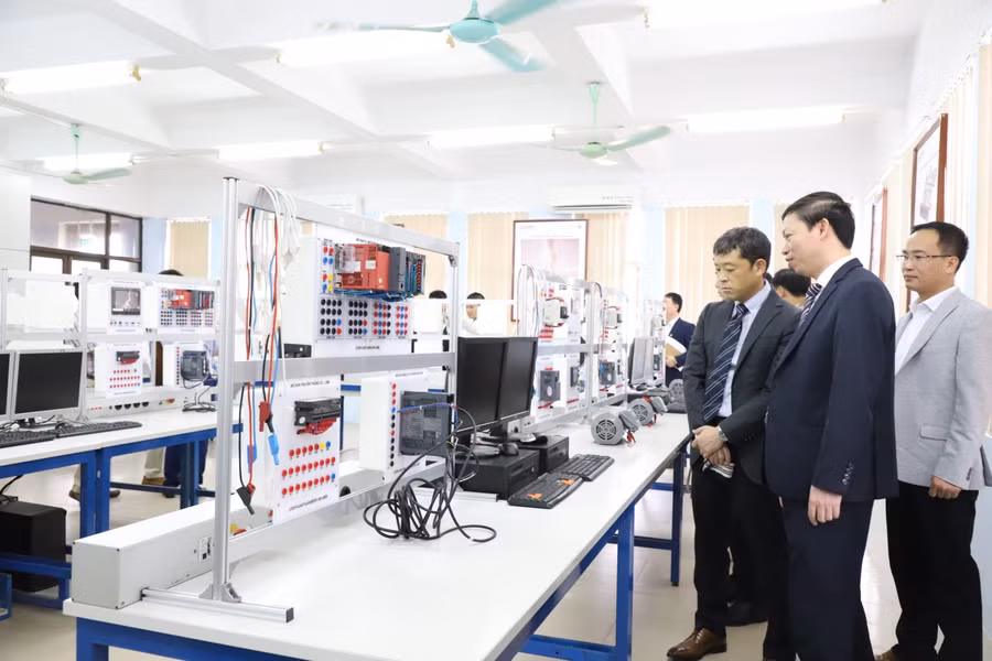 Công ty Mitsubishi Electric Việt Nam trao tặng Nhà trường một phòng thí nghiệm Tự động hóa Mitsubishi Electric trị giá 1,2 tỷ đồng. PGS.TS. Bùi Trung Thành - Hiệu trưởng nhà trường (ngoài cùng)