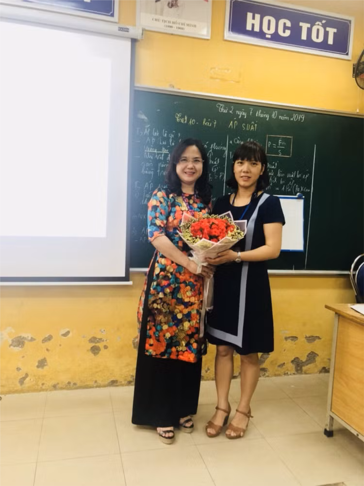 Cô Nguyễn Thị Tuyết Minh (trái) cùng đồng nghiệp.