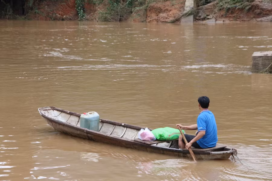 Một số người dân sử dụng thuyền để di chuyển mua nhu yếu phẩm.