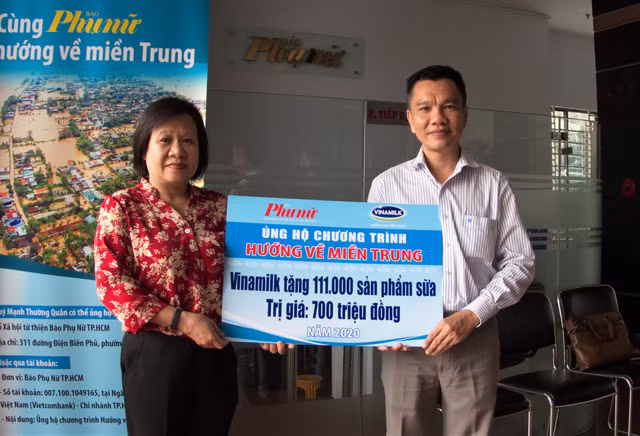 Ông Nguyễn Trung, Chủ tịch Công đoàn Công ty Vinamilk đại diện tập thể người lao động của công ty trao bảng tượng trưng 111.000 sản phẩm dinh dưỡng ủng hộ đồng bào miền Trung