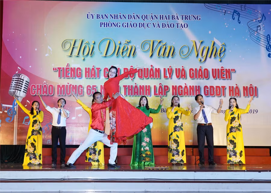 Hiệu trưởng Nguyễn Thị Tuyết Minh (thứ 4 từ phải sang) cùng giáo viên tham gia hội diễn văn nghệ.