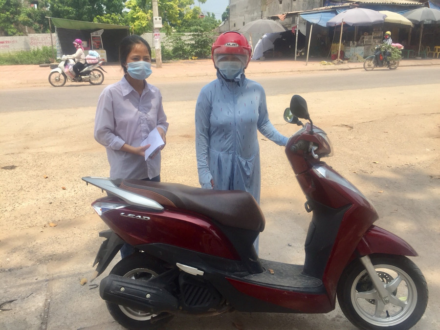 Phụ huynh động viên thí sinh tự tin làm tốt bài thi thứ 2 môn Toán.