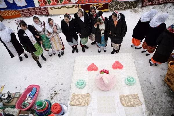 Ngay trong lễ rước dâu, cô dâu phải bày toàn bộ của hồi môn ra sân cho mọi người cùng chiêm ngưỡng.