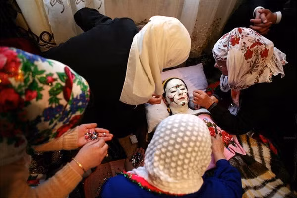 Kim tuyến được đính&nbsp;lên mặt cô dâu theo các tạo hình hấp dẫn.