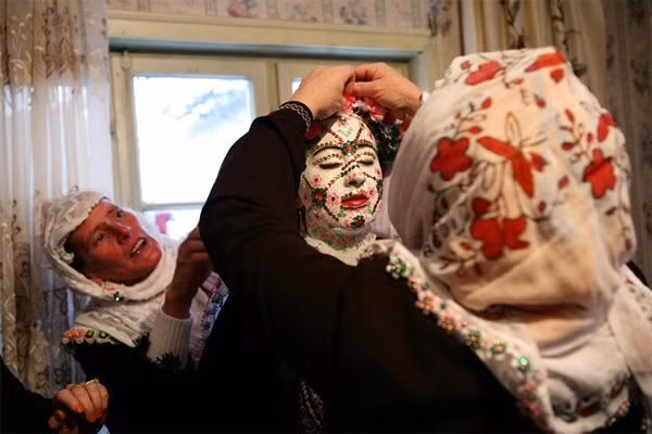 Một ê-kip trang điểm toàn là nữ giới sẽ chăm chút cho cô dâu từng chi tiết nhỏ