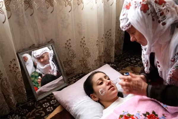 Trước khi về nhà chồng, quy định đối với cô dâu ở Ribnovo là phải hóa trang thành xác chết.