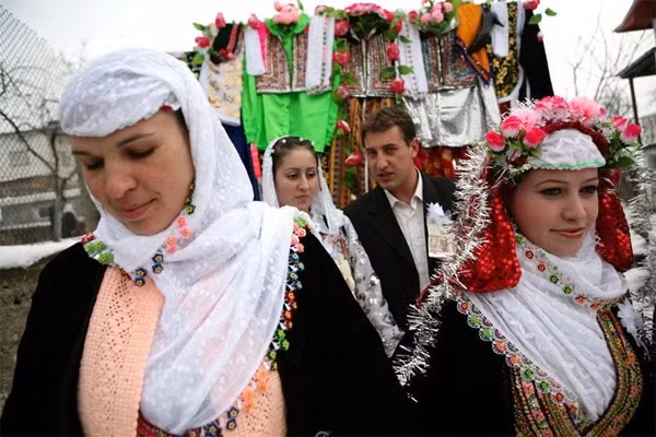 Sau khi đón cô dâu về nhà, việc đầu tiên chú rể phải làm đó là rửa thật sạch mặt của cô dâu bằng sữa tươi.