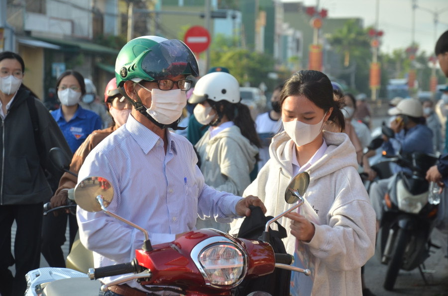 Ngày thi thứ hai tại Quảng Ngãi vẫn duy trì thời tiết nắng nóng. Ngày thi thứ hai tại Quảng Ngãi vẫn duy trì thời tiết nắng nóng.