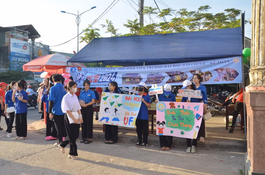 Thí sinh đến sớm để ổn định tâm lý.