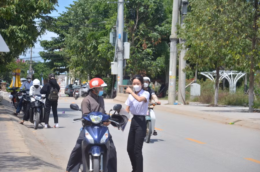 Phụ huynh đưa thí sinh đến Điểm thi sớm.