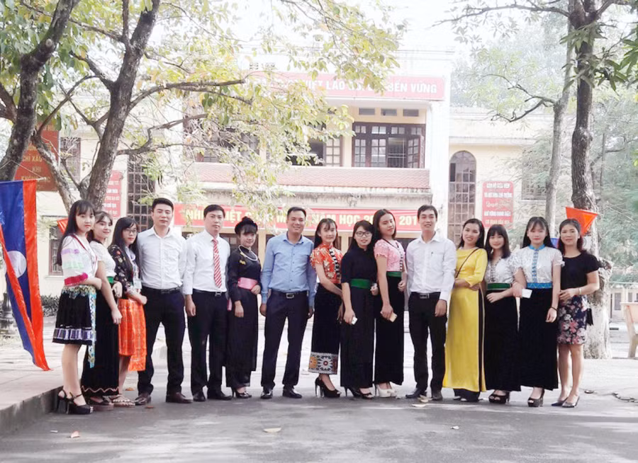 Thầy Hiếu (thứ 5 từ trái sang) cùng các em HS Trường Hữu Nghị T78