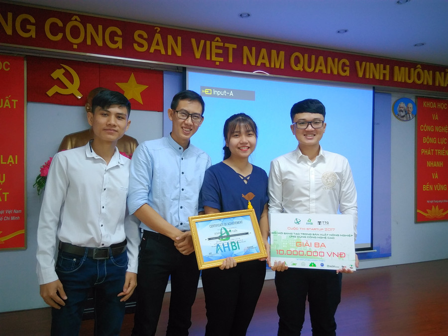 Giải Ba thuộc về ý tưởng “Phát triển sản phẩm vi sinh vật có tác dụng làm giảm phát thải khí nhà kính ứng dụng trong canh tác nông nghiệp, chăn nuôi và nuôi trồng thủy sản” của nhóm Đoàn Lê Hoàng Tuấn, Huỳnh Nhật Giao, Trần Kiến Đức. SV trường ĐH Mở TPHCM. Giải Ba thuộc về ý tưởng “Phát triển sản phẩm vi sinh vật có tác dụng làm giảm phát thải khí nhà kính ứng dụng trong canh tác nông nghiệp, chăn nuôi và nuôi trồng thủy sản” của nhóm Đoàn Lê Hoàng Tuấn, Huỳnh Nhật Giao, Trần Kiến Đức. SV trường ĐH Mở TPHCM.