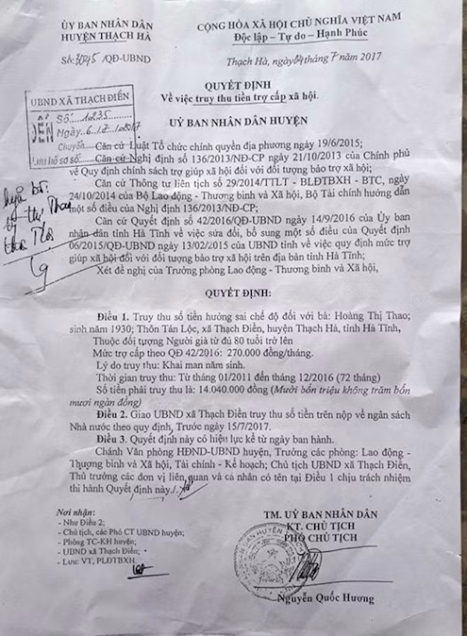 Quyết định truy thu số tiền mà ông Hệ đã sửa tuổi mẹ mình để trục lợi tiền trợ cấp. Quyết định truy thu số tiền mà ông Hệ đã sửa tuổi mẹ mình để trục lợi tiền trợ cấp.