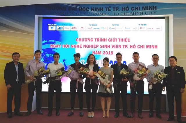 Lãnh đạo nhà trường tặng hoa cho các đơn vị tài trợ chính tại Ngày hội nghề nghiệp sinh viên TPHCM 2018 sắp tới