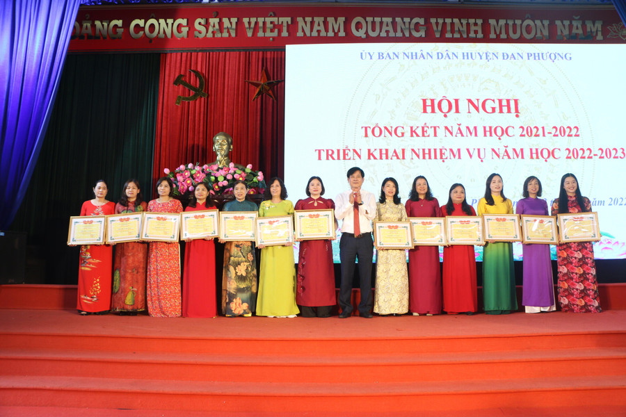 Lãnh đạo huyện Đan Phượng tặng thưởng cho các tập thể, cá nhân có thành tích xuất sắc trong năm học 2021-2022. Lãnh đạo huyện Đan Phượng tặng thưởng cho các tập thể, cá nhân có thành tích xuất sắc trong năm học 2021-2022.