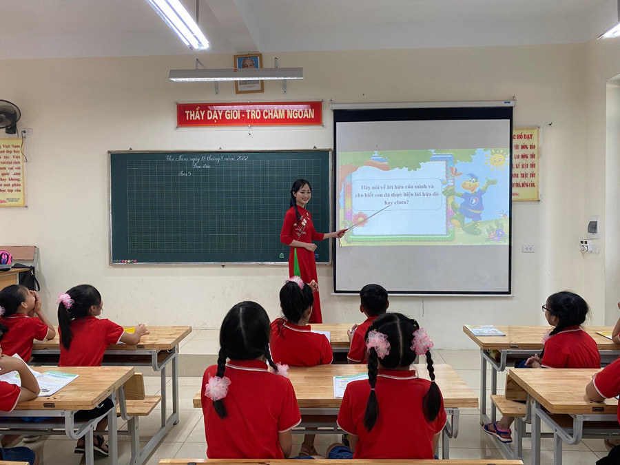 Cô trò Trường Tiểu học Thượng Mỗ trong một giờ học trên lớp. Cô trò Trường Tiểu học Thượng Mỗ trong một giờ học trên lớp.