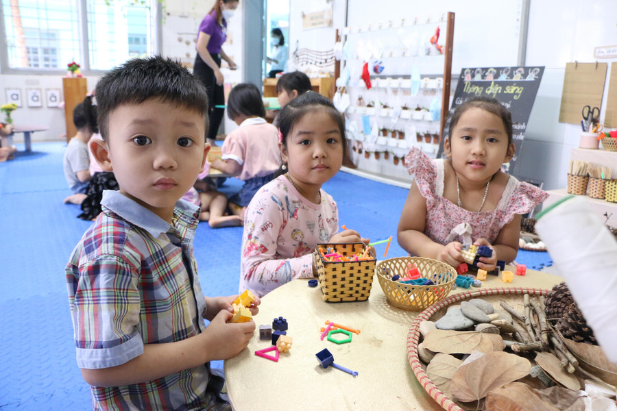 Trẻ tại Trường Mầm non Tân Hội A hân hoan trong ngày trở lại trường học trực tiếp sau nhiều tháng nghỉ dịch. Trẻ tại Trường Mầm non Tân Hội A hân hoan trong ngày trở lại trường học trực tiếp sau nhiều tháng nghỉ dịch.