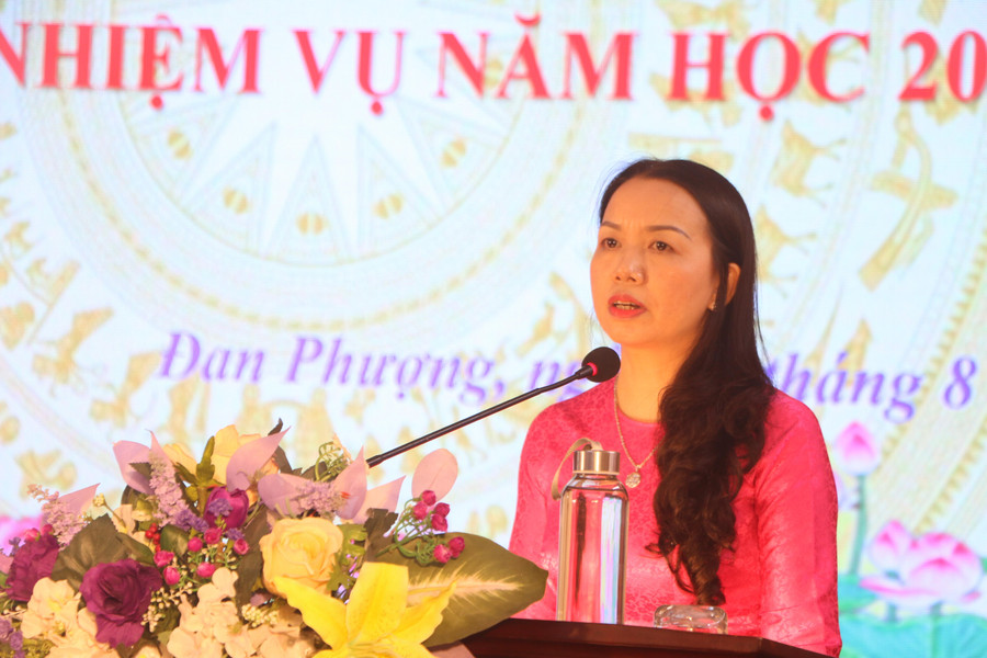 Bà Bùi Thị Thu Hằng - Trưởng Phòng GD&ĐT nêu bật một số thành tựu của ngành giáo dục huyện Đan Phượng trong năm học 2021-2022. Bà Bùi Thị Thu Hằng - Trưởng Phòng GD&ĐT nêu bật một số thành tựu của ngành giáo dục huyện Đan Phượng trong năm học 2021-2022.