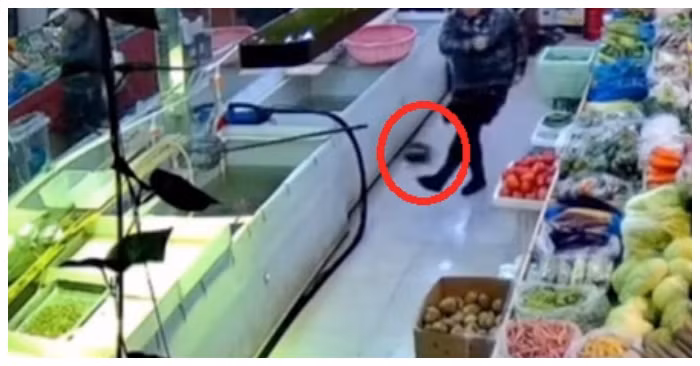 Khi bạn đam mê bóng đá nhưng lại bắt làm nhân viên siêu thị