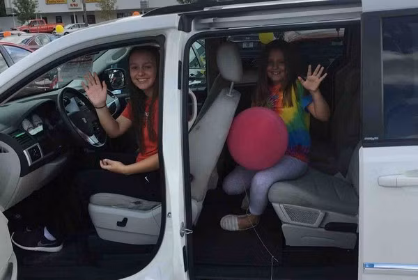 Haleigh (trái) và em gái Callie Fullerton đã tử vong khi ngồi trong phòng khách xem TV