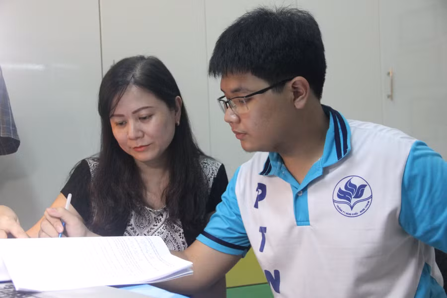 Phan Minh Hoàng và mẹ đang chia sẻ về kiến thức Tin học