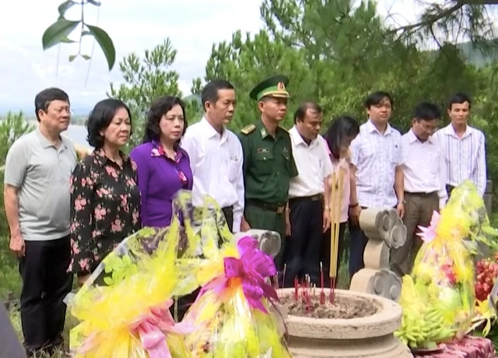 Đồng chí Trương Thị Mai cùng đoàn công tác dâng hương tại mộ Đại tướng Võ Nguyên Giáp 