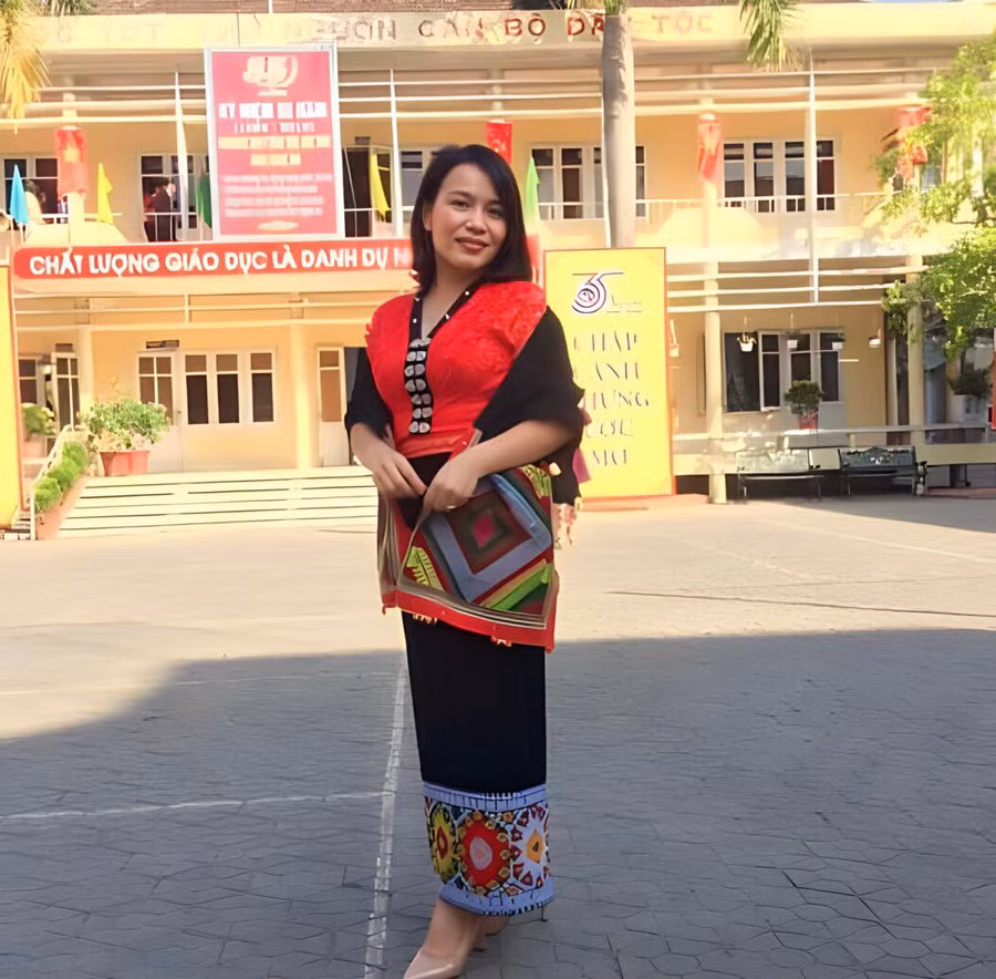 Cô Vi Thị Thu Hồng, tổ trưởng tổ Khoa học xã hội, giáo viên môn Lịch sử Trường THPT Dân tộc nội trú Nghệ An