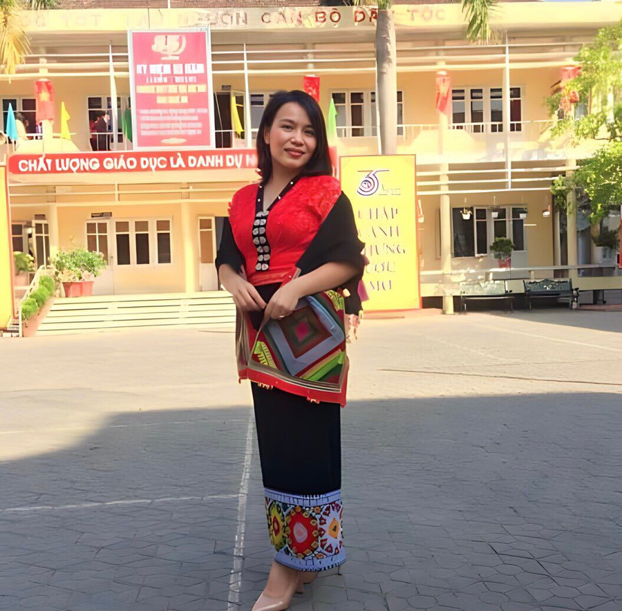 Cô Vi Thị Thu Hồng, tổ trưởng tổ Khoa học xã hội, giáo viên môn Lịch sử Trường THPT Dân tộc nội trú Nghệ An Cô Vi Thị Thu Hồng, tổ trưởng tổ Khoa học xã hội, giáo viên môn Lịch sử Trường THPT Dân tộc nội trú Nghệ An