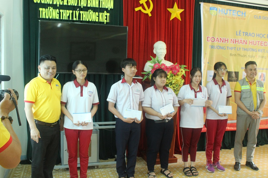 Đoàn Caravan Doanh nhân HUTECH trao học bổng cho học sinh Trường THPT Lý Thường Kiệt, Bình Thuận