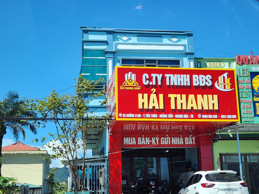 Đăng ký hộ kinh doanh nhưng lại trưng biển Công ty TNHH. (Ảnh: NT)