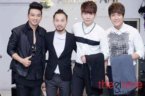 Thường xuất hiện cùng các ngôi sao giải trí ông chủ của chuỗi tiệm tóc nổi tiếng Nguyễn Quốc Đức thường làm người khác nhận nhầm là một ngôi sao giải trí. Thường xuất hiện cùng các ngôi sao giải trí ông chủ của chuỗi tiệm tóc nổi tiếng Nguyễn Quốc Đức thường làm người khác nhận nhầm là một ngôi sao giải trí.