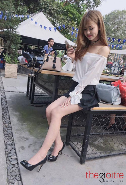 Hiện tại, Huyền Giang đang làm đại sứ thương hiệu cho một công ty đồ gia dụng điện. Bên cạnh đó cô nàng 9x cũng là gương mặt mẫu ảnh khá quen thuộc trong giới trẻ.