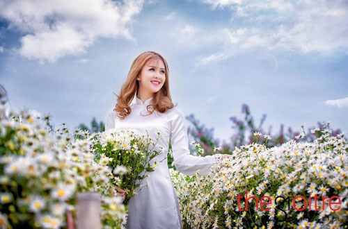 Huyền Giang sở hữu khuôn đáng yêu với đôi mắt to tròn,mũi cao,đôi môi gợi cảm cùng làn da trắng mịn tự nhiên và thân hình thon gọn.Tất cả những điều đó tạo cho cô vẻ đẹp cuốn hút, bất cứ ai cũng phải ngắm nhìn.