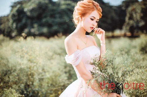 Nguyễn Thị Huyền Giang sinh năm 1995 tại Hà Nam. Cô nữ sinh ngành Quản trị Kinh doanh của Đại Học Công Nghiệp Hà Nội nổi đình nổi đám trên mạng xã hội là một trong những hot girl xinh đẹp, tài năng của trường Công Nghiệp.