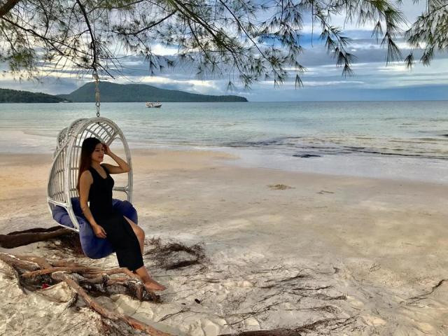 Thời tiết rất ủng hộ cô gái trẻ khi trời nắng rực rỡ nhưng lại không quá nóng và gắt Thời tiết rất ủng hộ cô gái trẻ khi trời nắng rực rỡ nhưng lại không quá nóng và gắt