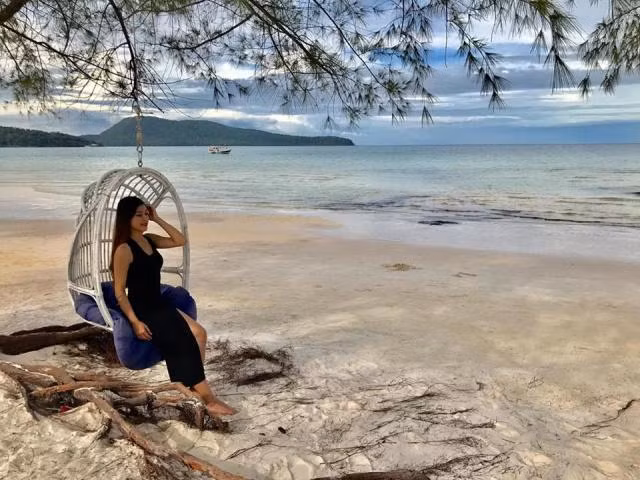 Thời tiết rất ủng hộ cô gái trẻ khi trời nắng rực rỡ nhưng lại không quá nóng và gắt