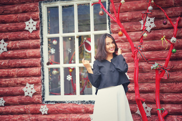 Hoa khôi ĐH Quốc gia Hà Nội duyên dáng đón Noel ảnh 9 Tuy vậy, cô gái trẻ vẫn có những sở thích rất đặc trưng của thế hệ 9x như chụp ảnh, dạo phố...