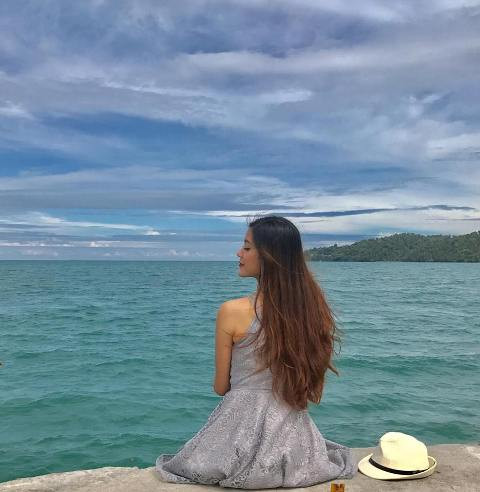 Cô cũng tiết lộ: Ở biển có khá nhiều món nướng hấp dẫn như cánh gà nướng, mực hay bạch tuộc nướng được xiên que tre. Cô cũng tiết lộ: Ở biển có khá nhiều món nướng hấp dẫn như cánh gà nướng, mực hay bạch tuộc nướng được xiên que tre.