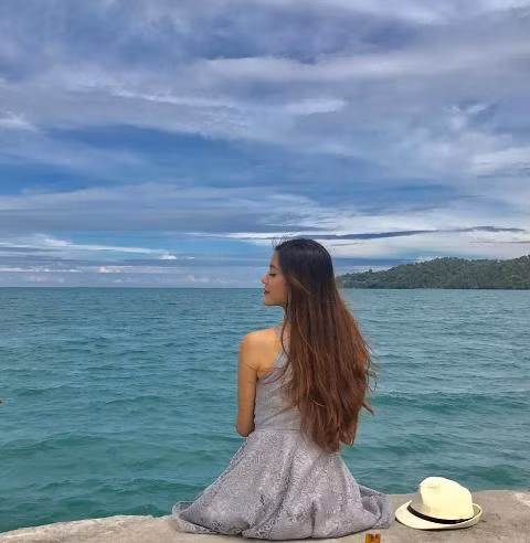 Cô cũng tiết lộ: Ở biển có khá nhiều món nướng hấp dẫn như cánh gà nướng, mực hay bạch tuộc nướng được xiên que tre.