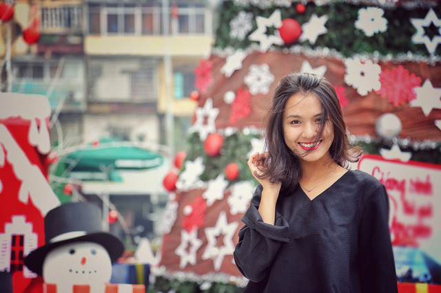Hoa khôi ĐH Quốc gia Hà Nội duyên dáng đón Noel ảnh 4 Cựu học sinh lớp chuyên tiếng Nhật của THPT chuyên Ngoại ngữ Bá Thu Huệ được tuyển thẳng đại học khi đạt điểm trung bình lớp 12 là 9,1; điểm trung bình môn chuyên là 9,2.