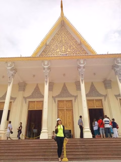 Hằng nhận thấy cuộc sống nơi đây khá nhộn nhịp, tuy nhiên các khu dịch vụ thường mở khá muộn và đóng cửa sớm.