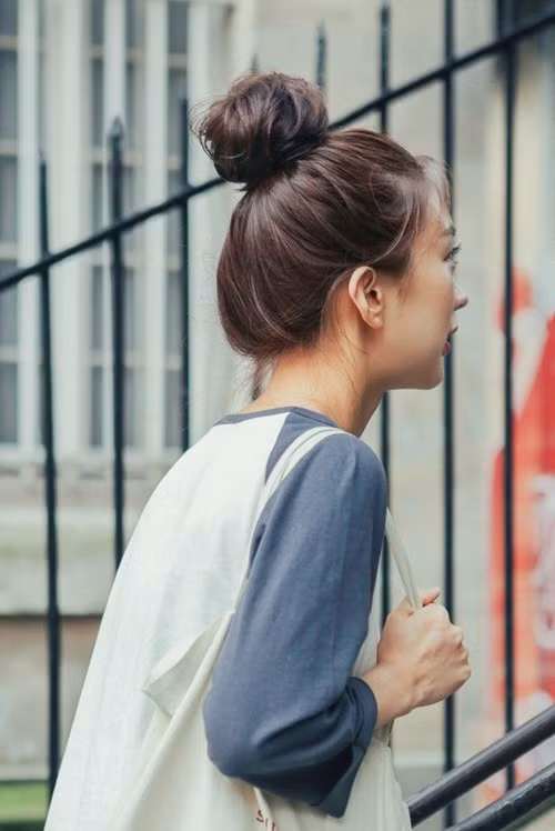 16 kiểu tóc duyên dáng cho mùa lễ hội, chỉ cần 5 phút là xinh luôn! ảnh 1