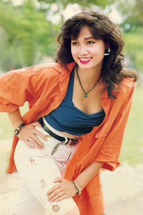 Kiểu tóc xoăn sóng lớn bồng bềnh là mốt tóc được ưa chuộng nhất thập niên 90.