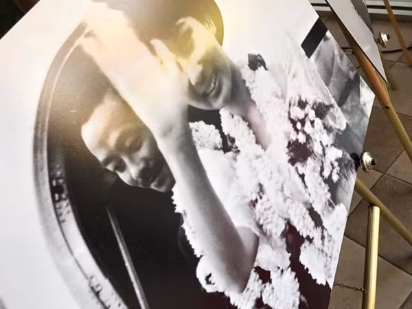 mc-ky-duyen-mac-ao-dai-den-trong-tang-le-cua-me-3