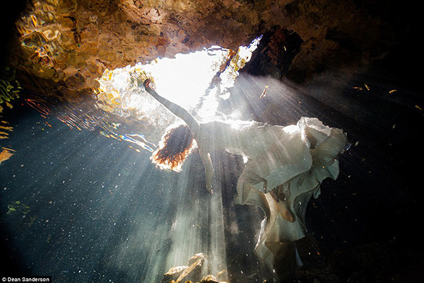 11/12 vừa qua, Dean Sanderson, nhiếp ảnh gia chuyênchụp ảnh cưới dưới nước, chia sẻ những bức hình tâm đắc nhấtđược ghi lại trong hố nước ngọt tự nhiên tại thị trấn Riviera Maya, Mexico. anh-cuoi-dep-ma-mi-trong-ho-than-tien
