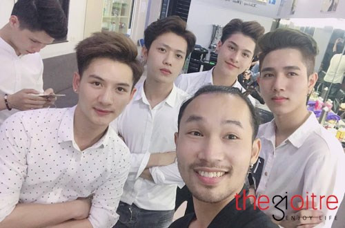 Hình ảnh các chàng trai mỹ nam thân thiết với nhau lại càng làm cho các fan hâm mộ thêm "cuồng". Hình ảnh các chàng trai mỹ nam thân thiết với nhau lại càng làm cho các fan hâm mộ thêm "cuồng".