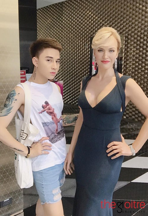 “Được mọi người quan tâm nhiều như vậy mình thực sự cảm thấy rất vui, có gì đó hào hứng hơn trong công việc, mình nghĩ ngoài tay nghề thực thụ thì vẻ bề ngoài sáng sủa cũng giúp mọi người ưu ái dành cho mình. Tương lai không xa, mình muốn mở một salon lớn, chuyên nghiệp do bản thân làm chủ"- chàng trai chia sẻ. “Được mọi người quan tâm nhiều như vậy mình thực sự cảm thấy rất vui, có gì đó hào hứng hơn trong công việc, mình nghĩ ngoài tay nghề thực thụ thì vẻ bề ngoài sáng sủa cũng giúp mọi người ưu ái dành cho mình. Tương lai không xa, mình muốn mở một salon lớn, chuyên nghiệp do bản thân làm chủ"- chàng trai chia sẻ.